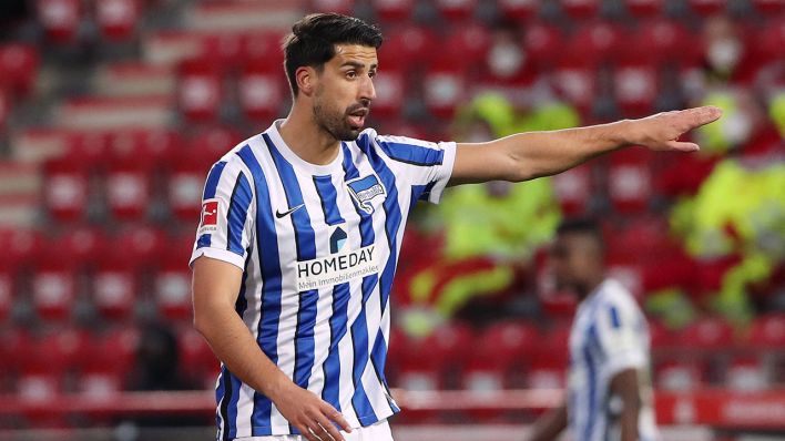 Herthas Sami Khedira zeigt mit seinem linken Arm die Richtung an (Foto: imago images / Contrast)