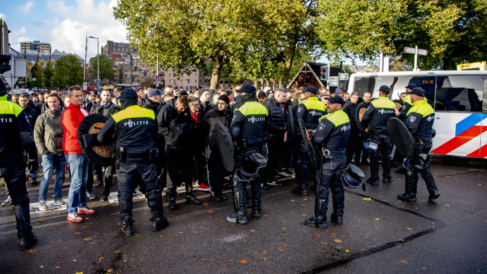 Union-Fans stehen in Rotterdam der Polizei gegenüber. Quelle: dpa/ANP
