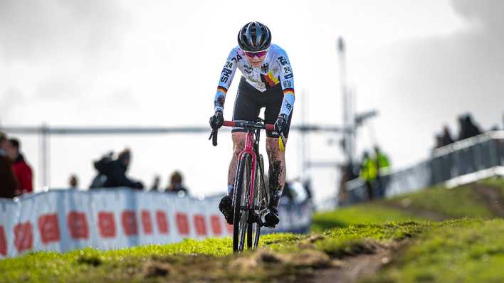 Die Luckenwalder Radsportlerin Clea Seidel im Rennen (Bildquelle: IMAGO Images / Arne Mill)