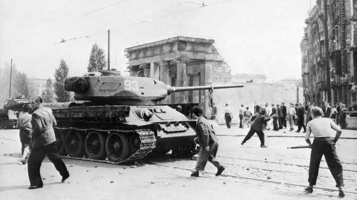 Archivbild: Demonstranten werfen am 17.06.1953 in Berlin mit Steinen nach sowjetischen Panzern.(Quelle: dpa/DB dpa)