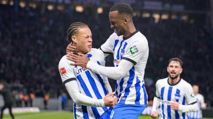 Derry Scherhant und Dodi Lukebakio von Hertha jubeln (Quelle: IMAGO/Eibner)