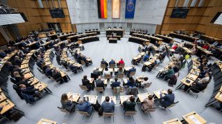Symbolbild: Die Abgeordneten sitzen im Plenarsaal vom Berliner Abgeordnetenhaus. (Quelle: dpa/C. Gateau)