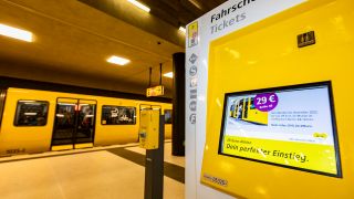 Symbolbild: Eine Ticketautomat der BVG mit Werbung fuer den Abo mit dem 29 Euro Ticket in Berlin am 1.10.2022. (Quelle: IMAGO/Emmanuele Contini)