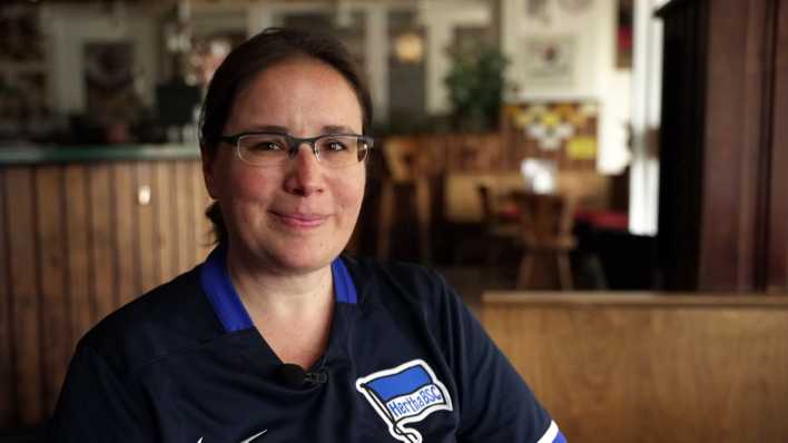 Hertha-Fan Miriam Stoelzel sitzt in der Kneipe "Bierbrunnen" (Bild: rbb)