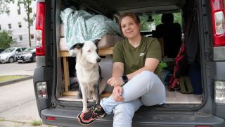 Sophia Renner an ihrem Transporter mit Hündin Blue (Quelle: rbb/Linh Tran)