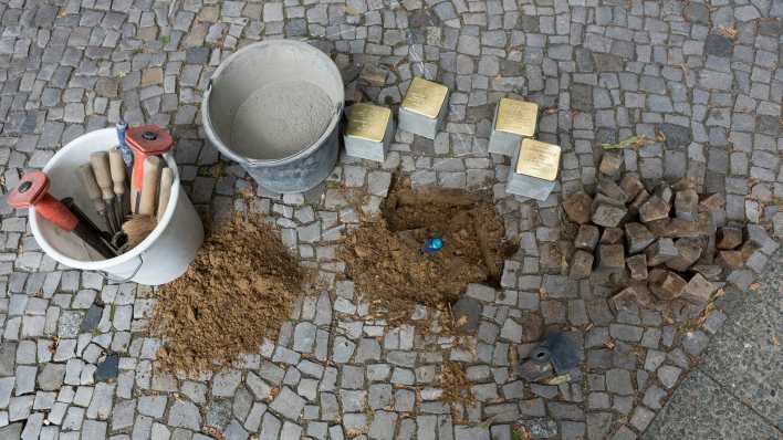 Archivbild: Der Kuenstler Gunter Demnig verlegt am 10.06.2013 vier Stolpersteine zum Gedenken an Opfer der NS-Zeit. (Quelle: dpa/Raphael Huenerfauth/photothek)