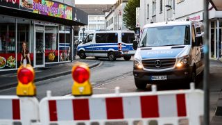 Die Absperrungen der Polizei rund um das Stadtfest in Solingen (Quelle: dpa, Christoph Reichwein)
