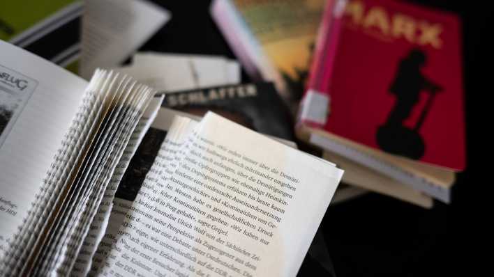 28.08.2023, Berlin: Zerstörte Bücher liegen in der Bezirkszentralbibliothek im Eva-Maria-Buch-Haus. (Quelle: dpa/Sebastian Gollnow)