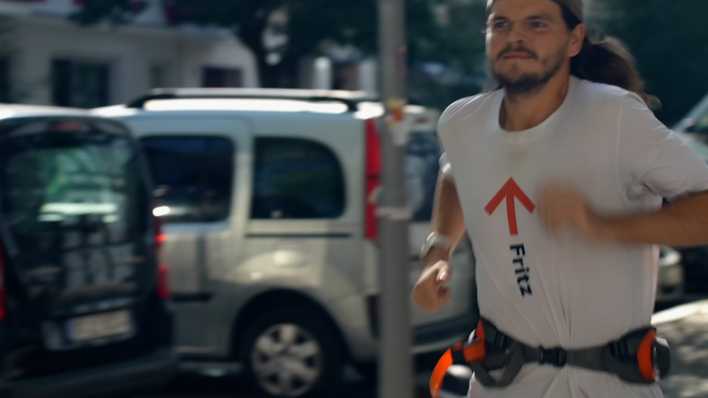 Triathlet Fritz Sitte trainiert in Berlin-Prenzlauer Berg. (Bild: rbb)
