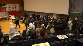 Polizeibeamte räumen den Härsaal der FU, in dem Studierende protestieren (Quelle: rbb)