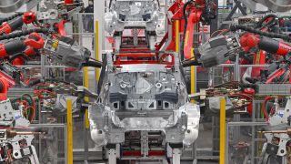 Roboter verschweißen die Karosserie eines Elektrofahrzeuges vom Typ Model Y im Werk der Tesla Gigafactory Berlin Brandenburg. (Quelle: dpa/Patrick Pleul)