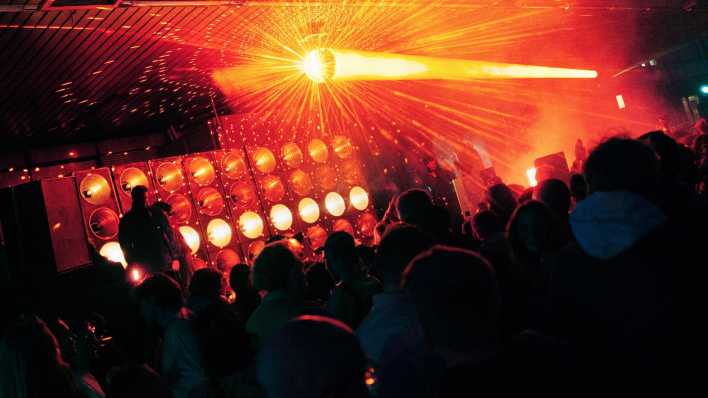 Besucher der Rave-Veranstaltung "Aurora" 2023 im ehemaligen Flughafen Tegel. (Quelle: Turbulence Berlin)