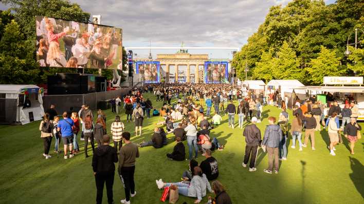 Fußball: EM, Eröffnungsfeier der Fanmeile am Brandenburger Tor, Zahlreiche Menschen haben sich in der Fanzone versammelt. (Quelle: dpa/Gollnow)