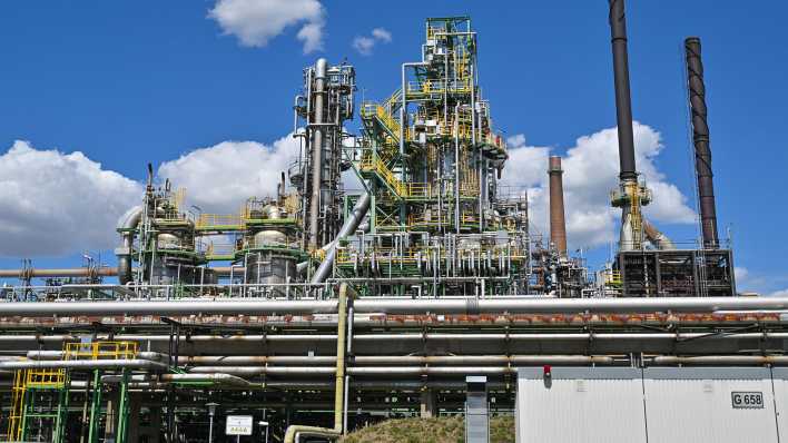 Industrieanlagen zur Rohölverarbeitung auf dem Gelände der PCK-Raffinerie GmbH. (Quelle: dpa/Patrick Pleul)