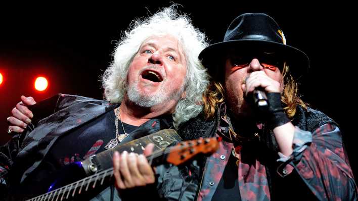 Archivbild:Steve Lukather und Joseph Williams von Toto am 06.12.2023.(Quelle:picture alliance/Geisler-Fotopress/R.Keuntje)
