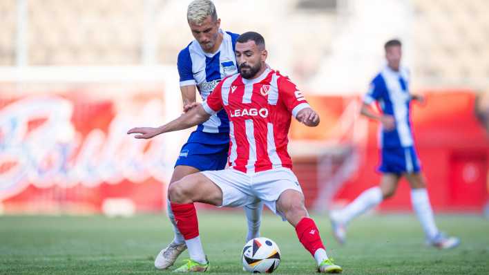 Marc Oliver Kempf von Hertha BSC und Tolcay Cigerci von Energie Cottbus im Zweikampf. (Foto: IMAGO / Matthias Koch)