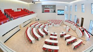Der Plenarsaal des Brandenburger Landtages vor Beginn der 101. Sitzung am 21.02.2024. (Quelle: dpa-Bildfunk/Soeren Stache )