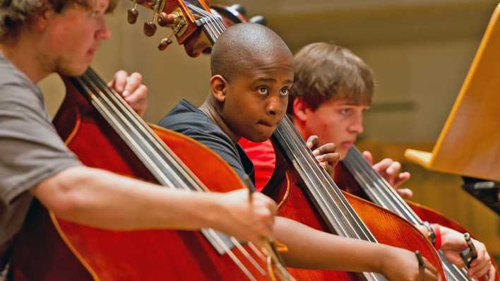 Archivbild: Junge Musiker des südafrikanischen Miagi Youth Orchestra proben am 27.07.2012 für das Festival "Young Euro Classic" auf der Bühne des Konzerthauses in Berlin. (Quelle: dpa-Bildfunk/Soeren Stache)