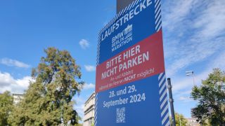 Ein Schild weist auf die Sperrung der Marathon-Strecke in Berlin hin. Quelle: imago images/dts Nachrichtenagentur