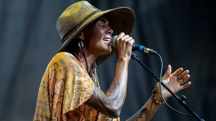 Die deutsch-nigerianische Sängerin Ayọ, Joy Olasunmibo Ogunmakin, singt am 19.06.2021 in Toulouse.
