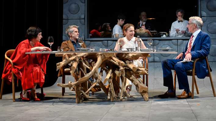 Deutsches Theater Berlin, "Das Dinner" nach dem Roman "Angerichtet" von Herman Koch, Premiere: 26.10.2024, mit Ulrich Matthes, Maren Eggert, Bernd Moss, Wiebke Mollenhauer, Michel Lohmann, Jens Koch, Andri Schenardi (Quelle: DT / Thomas Aurin).