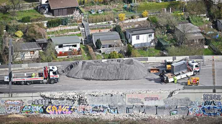 Bauarbeiter arbeiten auf der gesperrten Ringbahnbrücke der A100 am Dreieck Funkturm in Berlin. (Quelle: dpa/Sebastian Gollnow)