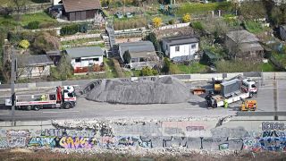 Bauarbeiter arbeiten auf der gesperrten Ringbahnbrücke der A100 am Dreieck Funkturm in Berlin. (Quelle: dpa/Sebastian Gollnow)