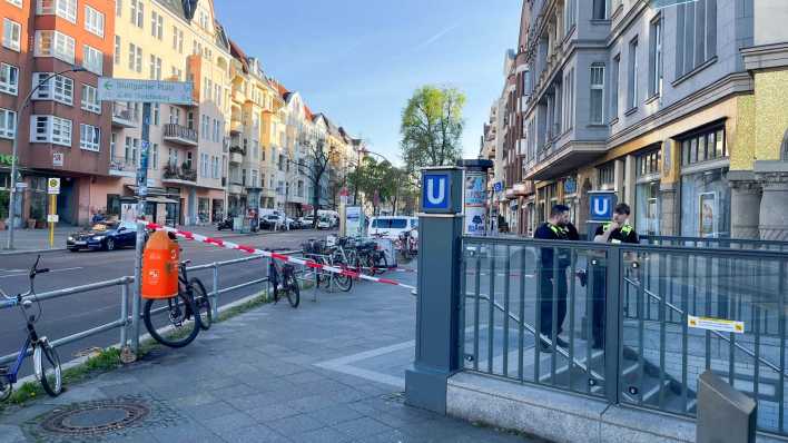 Vor dem Eingang der U-Bahnstation Sophie-Charlotte-Platz stehen zwei Polizisten (Bild: rbb/Maria Friede)