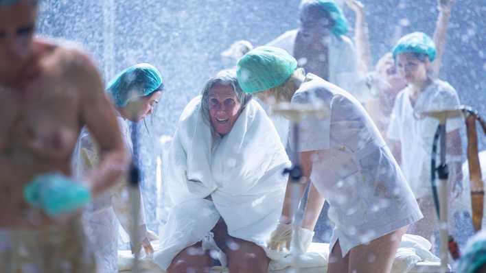Regisseurin Florentina Holzinger präsentiert ihre neue Show an der Berliner Volksbühne: "A year without summer". (Quelle: Mayra Wallraff)