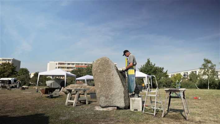Bildhauer verarbeiten Findlinge zu Skulpturen bei der Glaziale in Schwedt