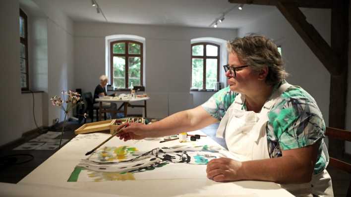 Künstlerin malt eine Landschaft in einem Schwedter Atelier. Bild: rbb