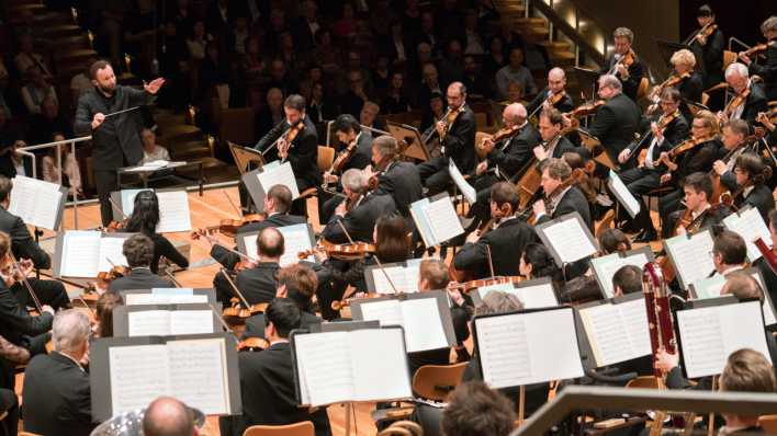 Kiril Petrenko dirigiert die Berliner Philharmoniker (Bild: rbb/Monika Rittershaus)