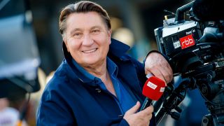 Reporter Ulli Zelle bei Dreharbeiten (Bild: rbb/Gundula Krause)